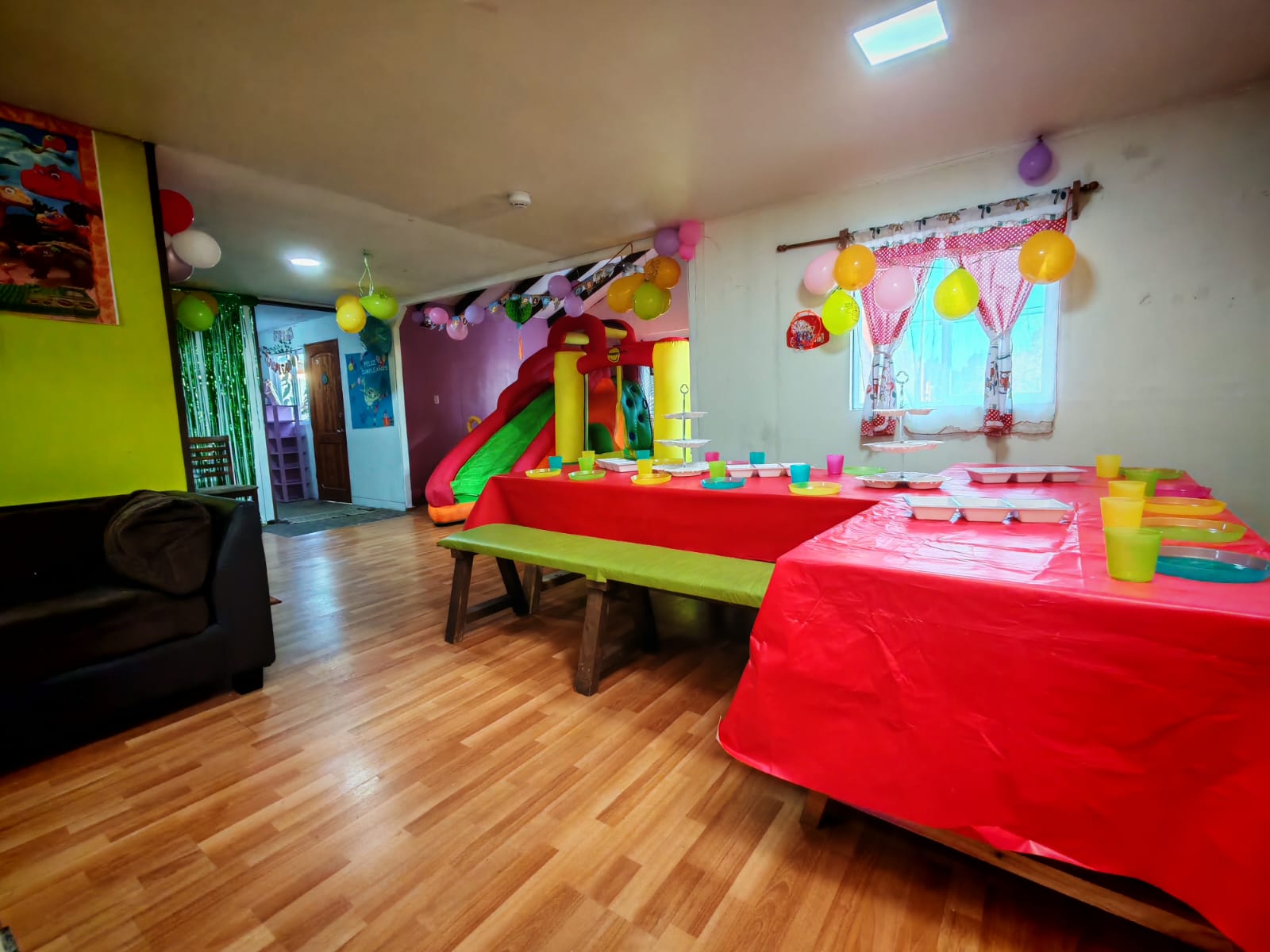 Mesas preparadas para una celebración y juego inflable