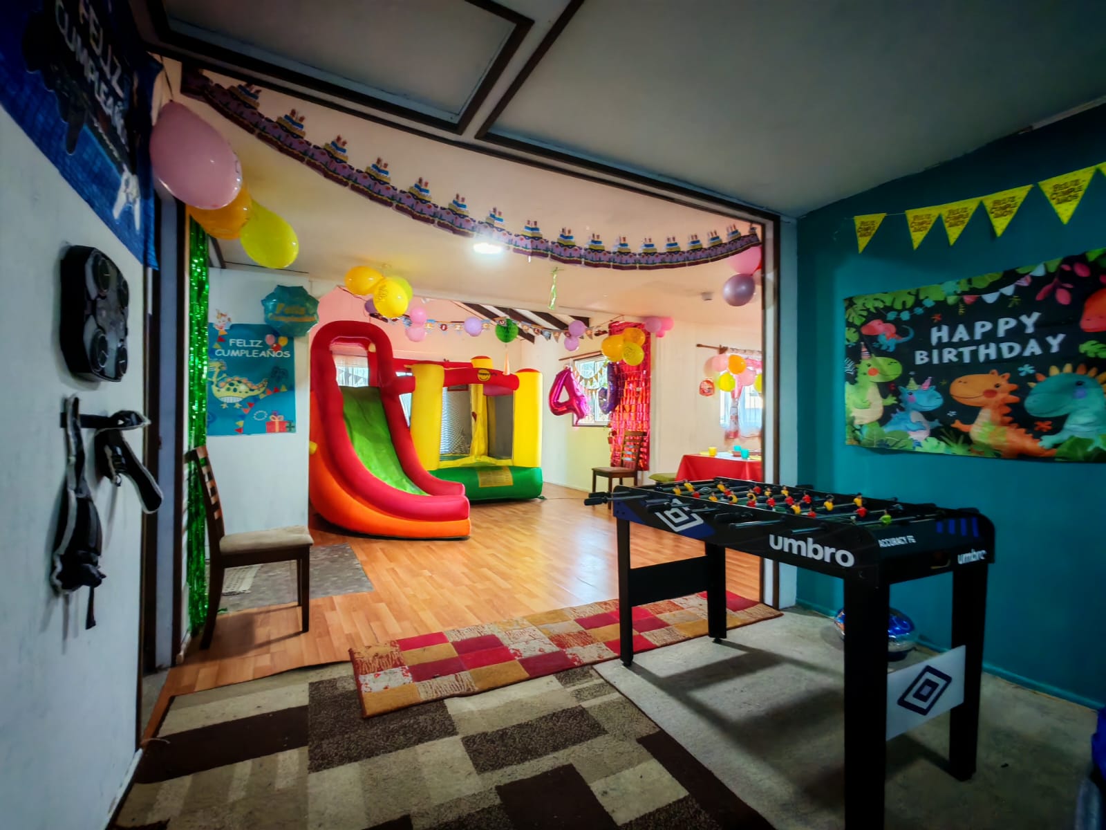Vista general del salón con inflable y taca taca